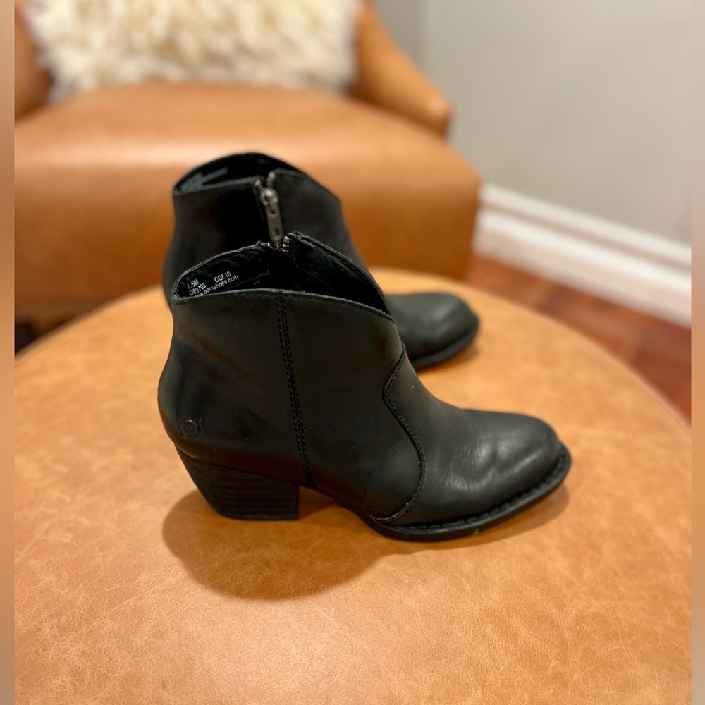 Black boots by Born - Picture 7 of 7
